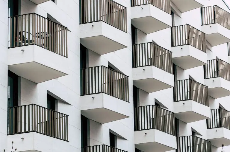 Prédio residencial com sacadas